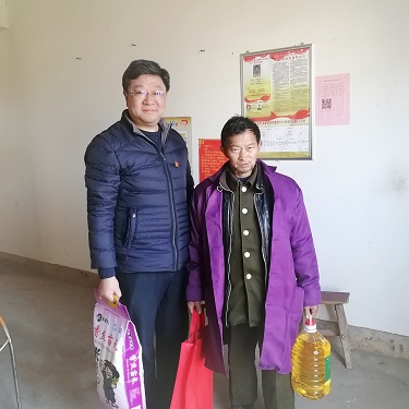 严冬心系贫困户   扶贫慰问暖人心_庄闲游戏