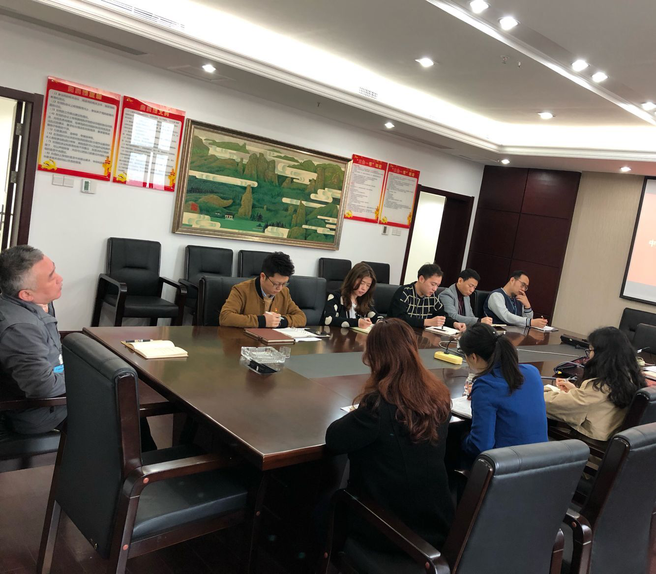 资产治理公司开展《条例》学习运动_庄闲游戏