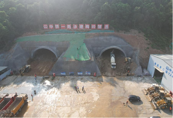 西二环高速项目梅岭隧道工程提前掘进_庄闲游戏