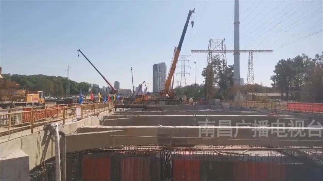 国庆假期不歇工 丹霞大道节点性工程稳步推进_庄闲游戏