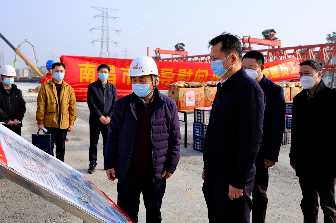 市委常委、副市长肖云走访慰问丹霞路项目一线工人_庄闲游戏