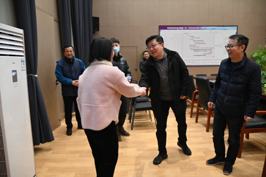 市庄闲游戏集团党委副书记、总司理章勇走访慰问西二环项目办难题党员_庄闲游戏